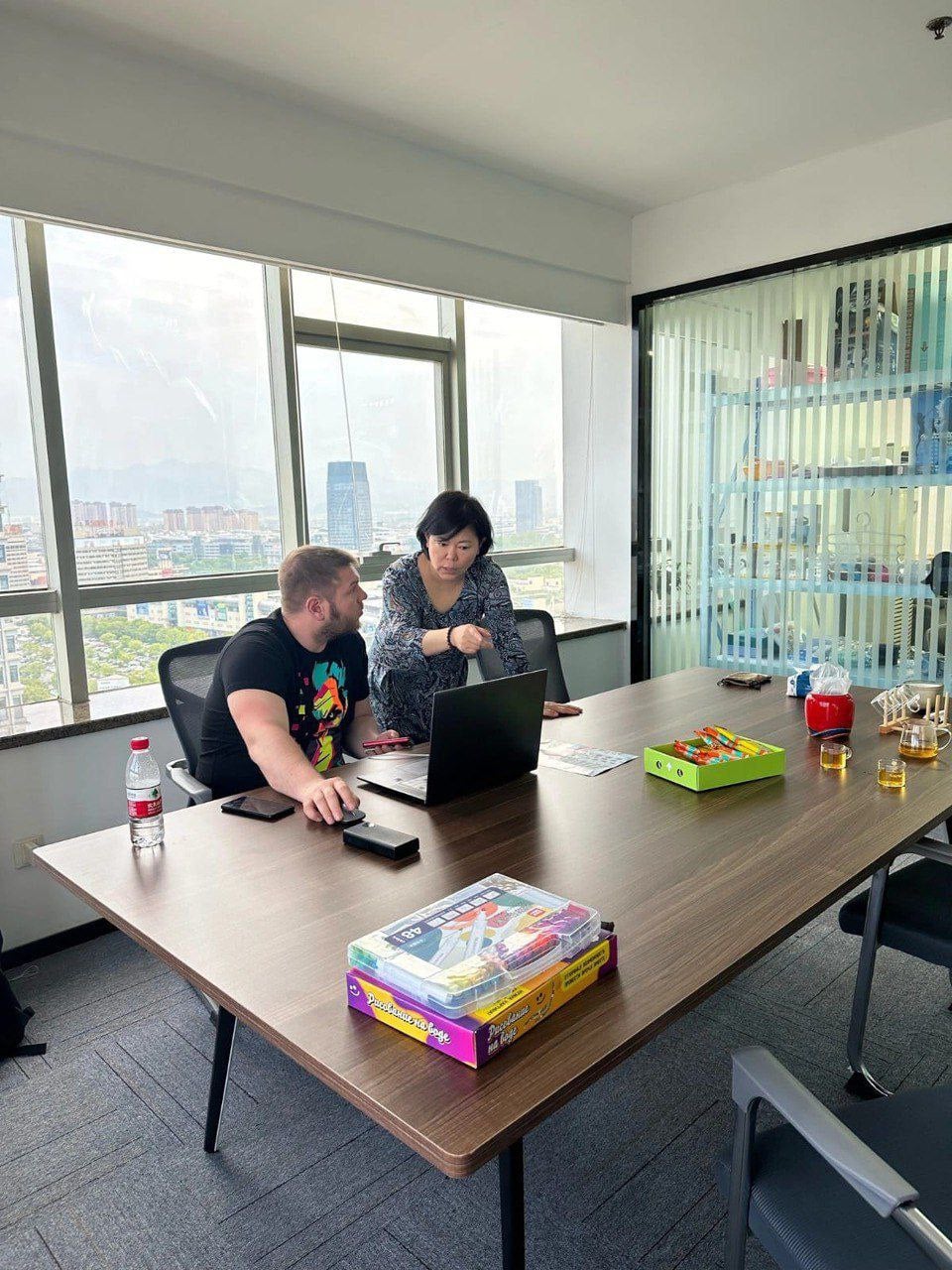 С руководителем офиса в г. Иу - Джоу обсуждаю перспективы оптового рынка