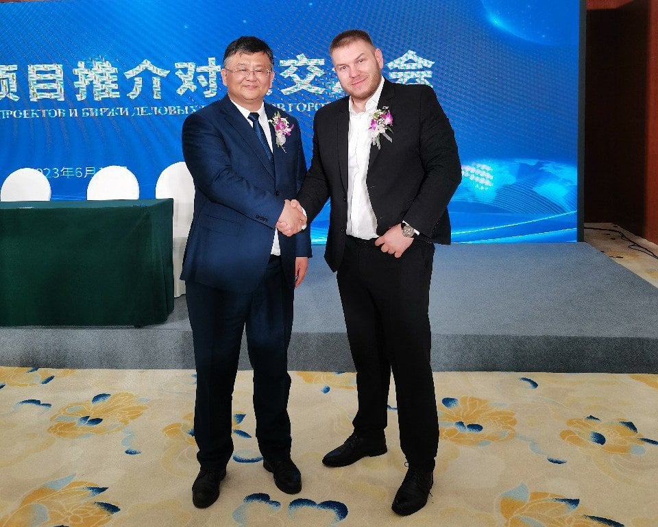 С мэром г. Суйфэньхэ Ван Лэйем