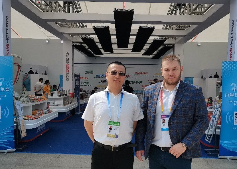 С начальником Управления коммерции г. Суйфэньхэ Ван Пином